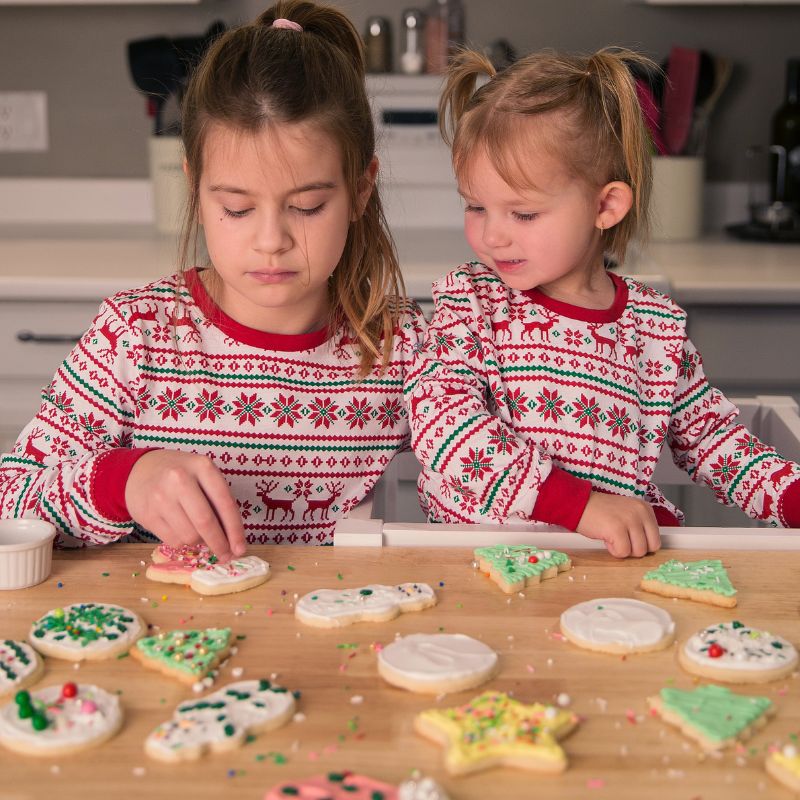 decorating christmas cookies